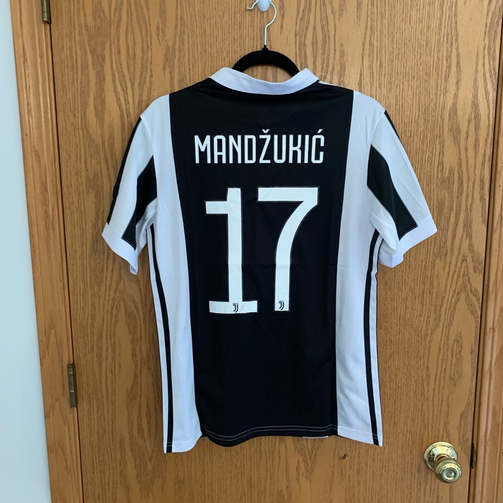 Juventus 17/18 Jerseys - Picture 10 of 12